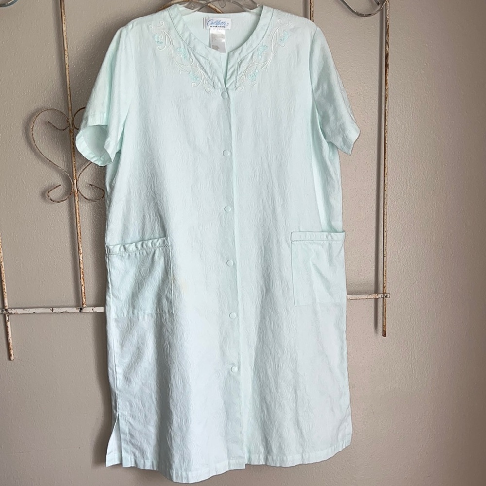 COLLETTE BY MISS ELAINE. BATHROBE. SIZE L